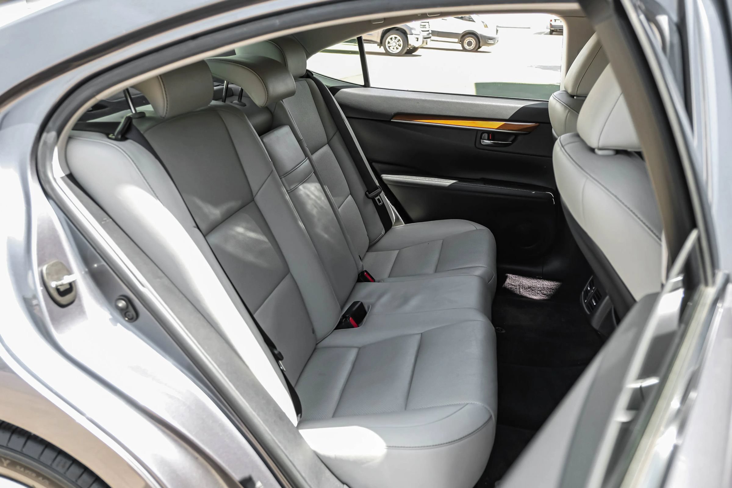 Used 2014 Lexus ES 300h w/ Luxury Package w/Bamboo Trim FWD image 32
