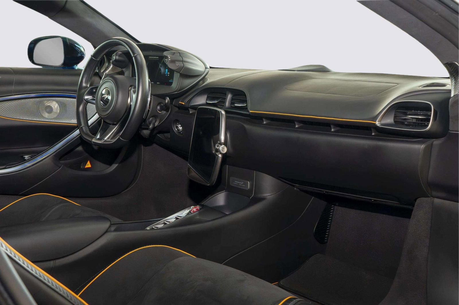 Used 2023 McLaren Artura RWD image 31