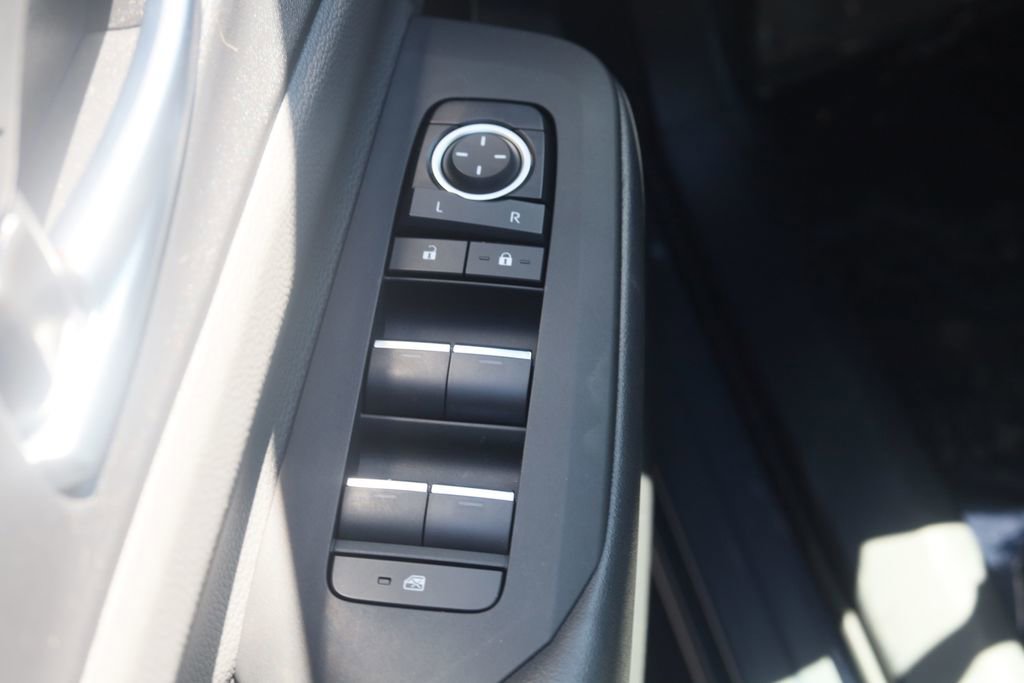 Used 2025 Toyota Prius XLE AWD/4WD image 28