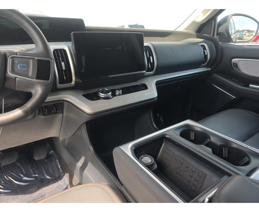 Used 2025 Ford Expedition Active AWD/4WD image 6