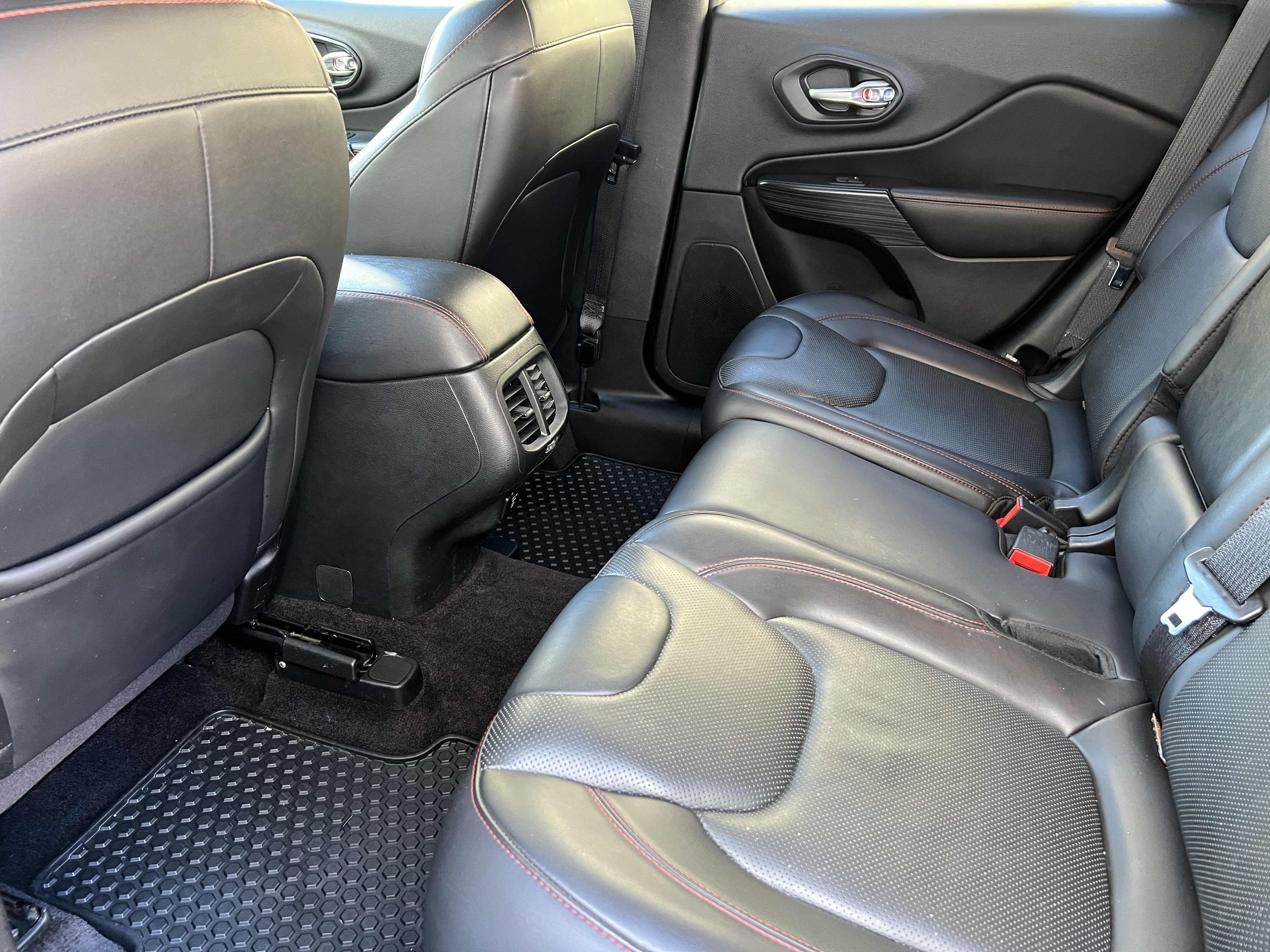 Used 2016 Jeep Cherokee Trailhawk w/ Leather Interior Group AWD/4WD image 17