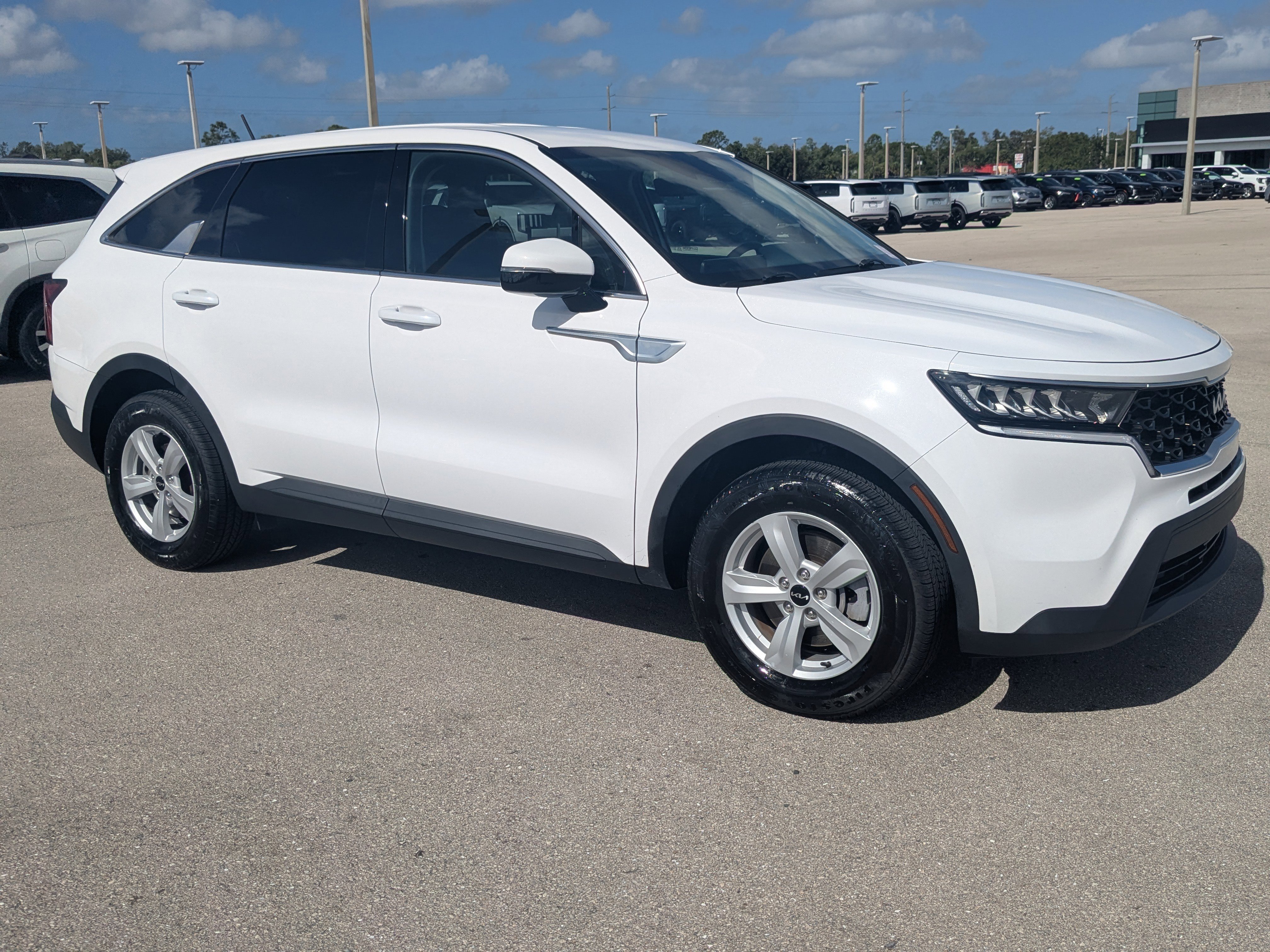 Used 2022 Kia Sorento LX image 2