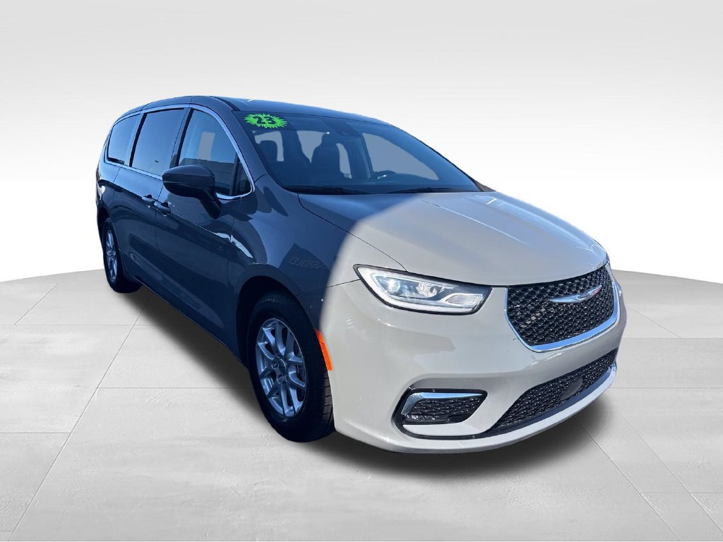 Used 2023 Chrysler Pacifica Touring-L FWD image 8