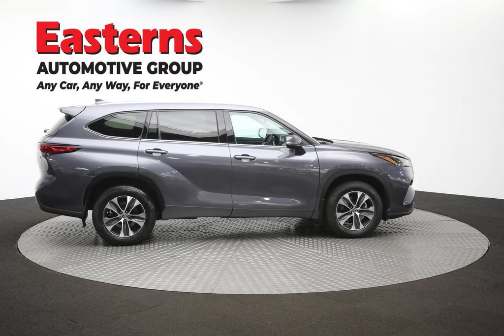 Used 2022 Toyota Highlander XLE AWD/4WD image 46