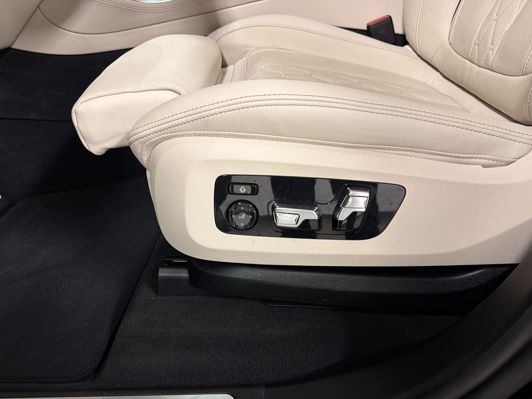 Certified 2025 BMW X5 sDrive40i w/ M Sport Package RWD image 14