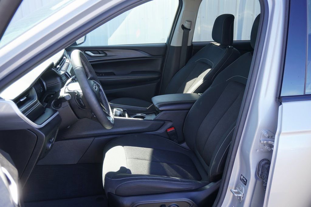 Used 2024 Jeep Grand Cherokee Laredo image 11