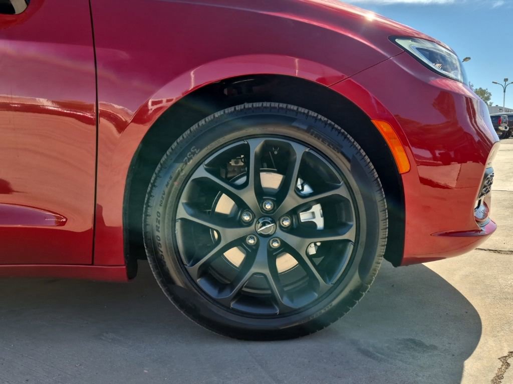 New 2025 Chrysler Pacifica Limited w/ Trailer Tow Group FWD image 12