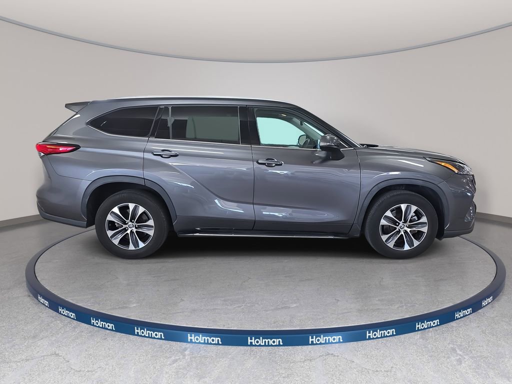 Used 2022 Toyota Highlander XLE image 6