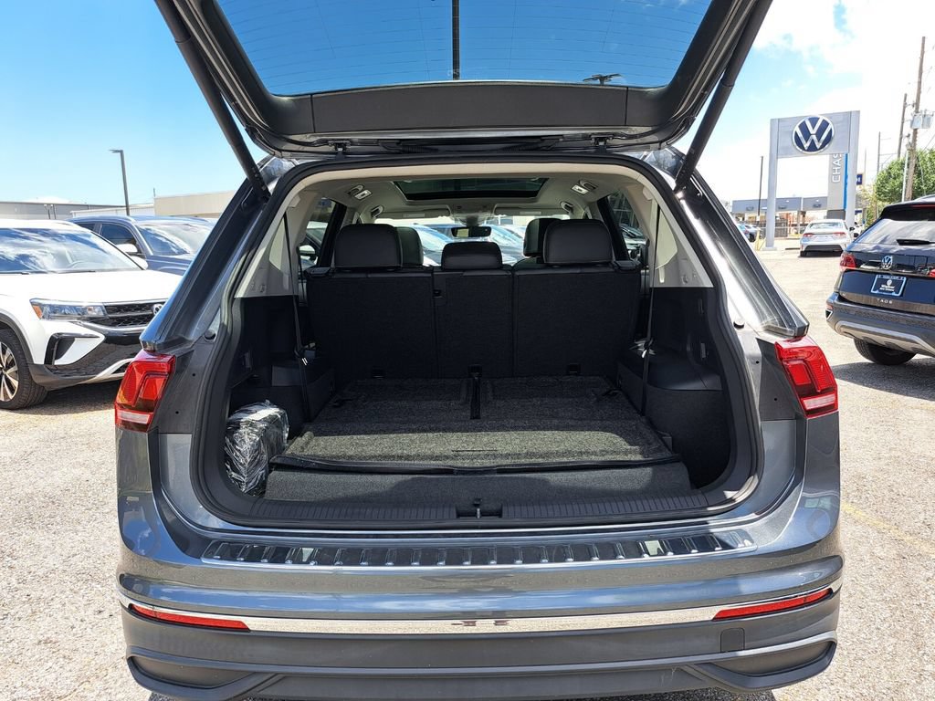 Used 2024 Volkswagen Tiguan SE w/ Panoramic Sunroof Package FWD image 24