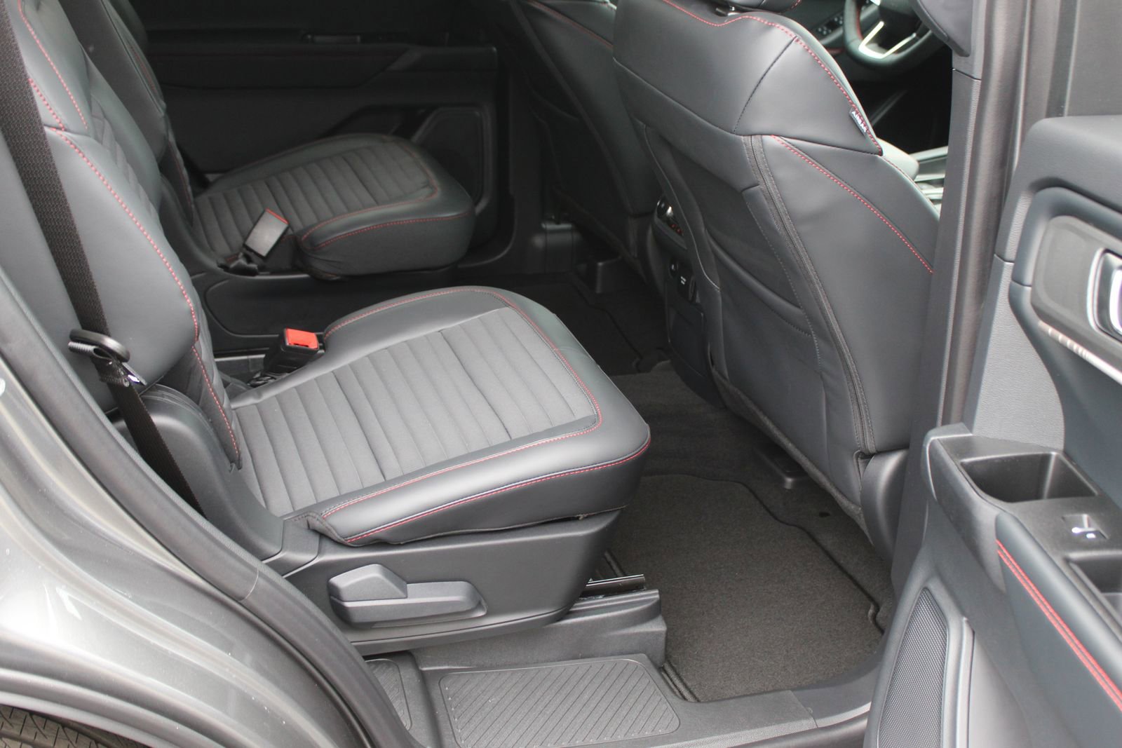 New 2026 Ford Explorer ST-Line w/ ST-Line Street Pack image 18