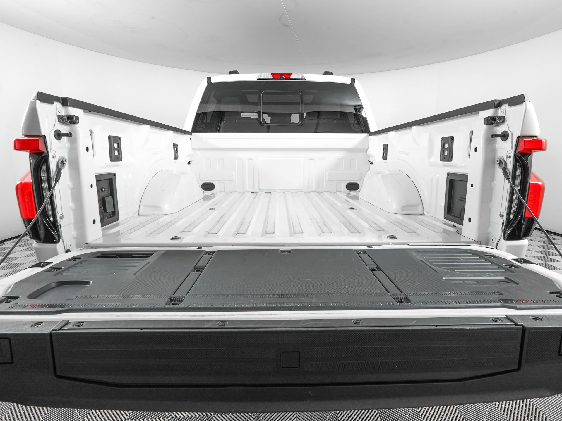 Used 2025 Ford F150 Lightning Lariat image 7