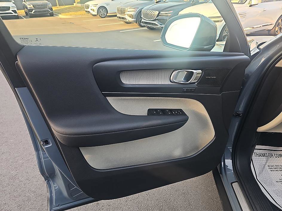 Used 2023 Volvo XC40 B5 Ultimate w/ Protection Package Premier image 11