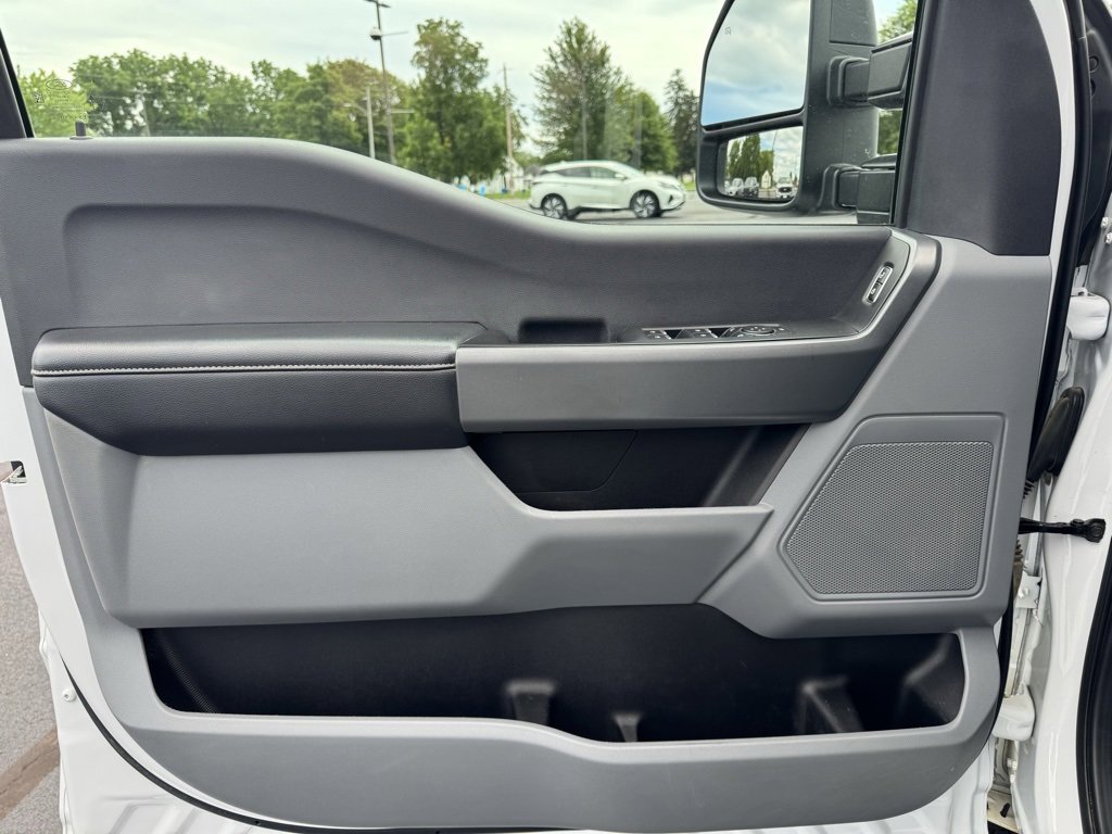 Used 2024 Ford F250 XLT image 2