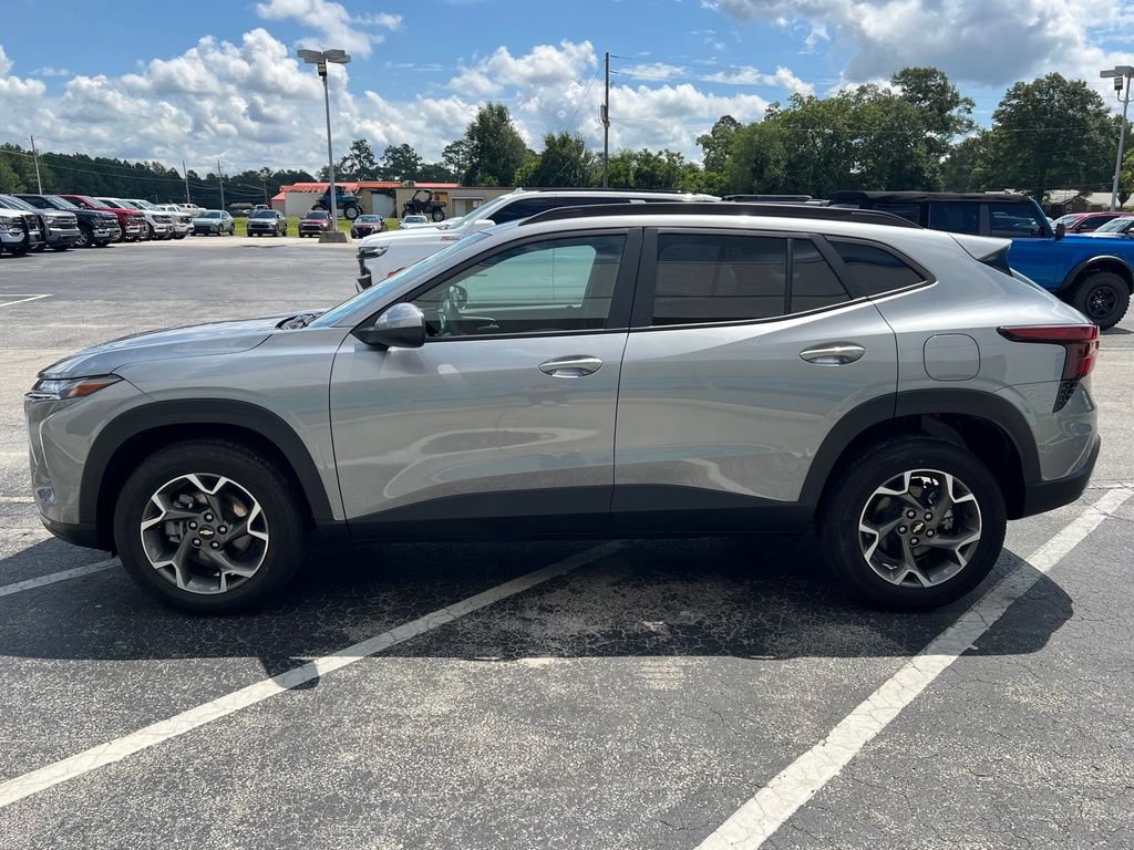 Used 2025 Chevrolet Trax LT FWD image 25