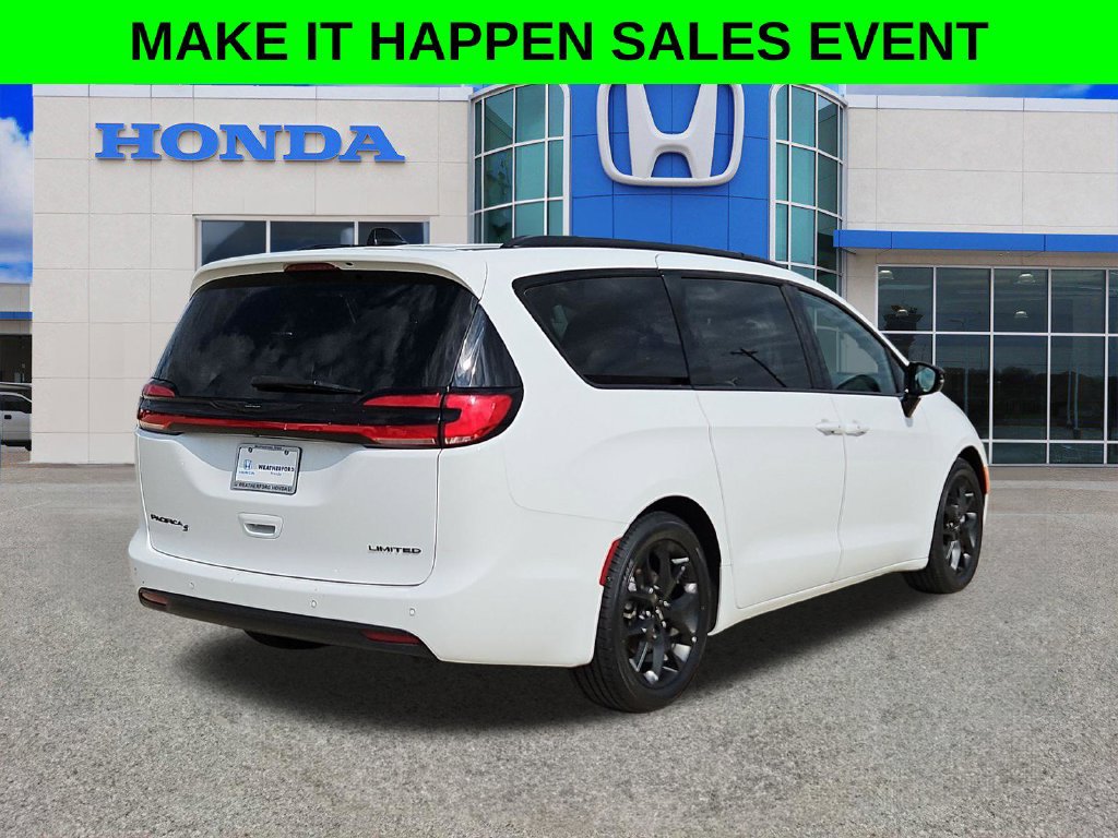 Used 2025 Chrysler Pacifica Limited FWD image 3