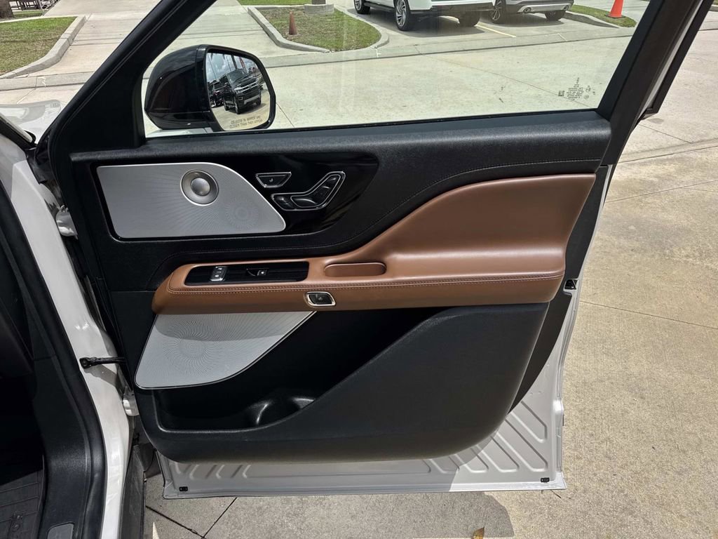 Used 2023 Lincoln Aviator Grand Touring w/ Equipment Group 301A AWD/4WD image 15