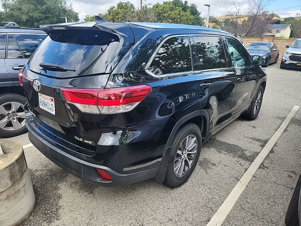 Used 2018 Toyota Highlander XLE w/ Carpet Mat Package (TMS) image 3