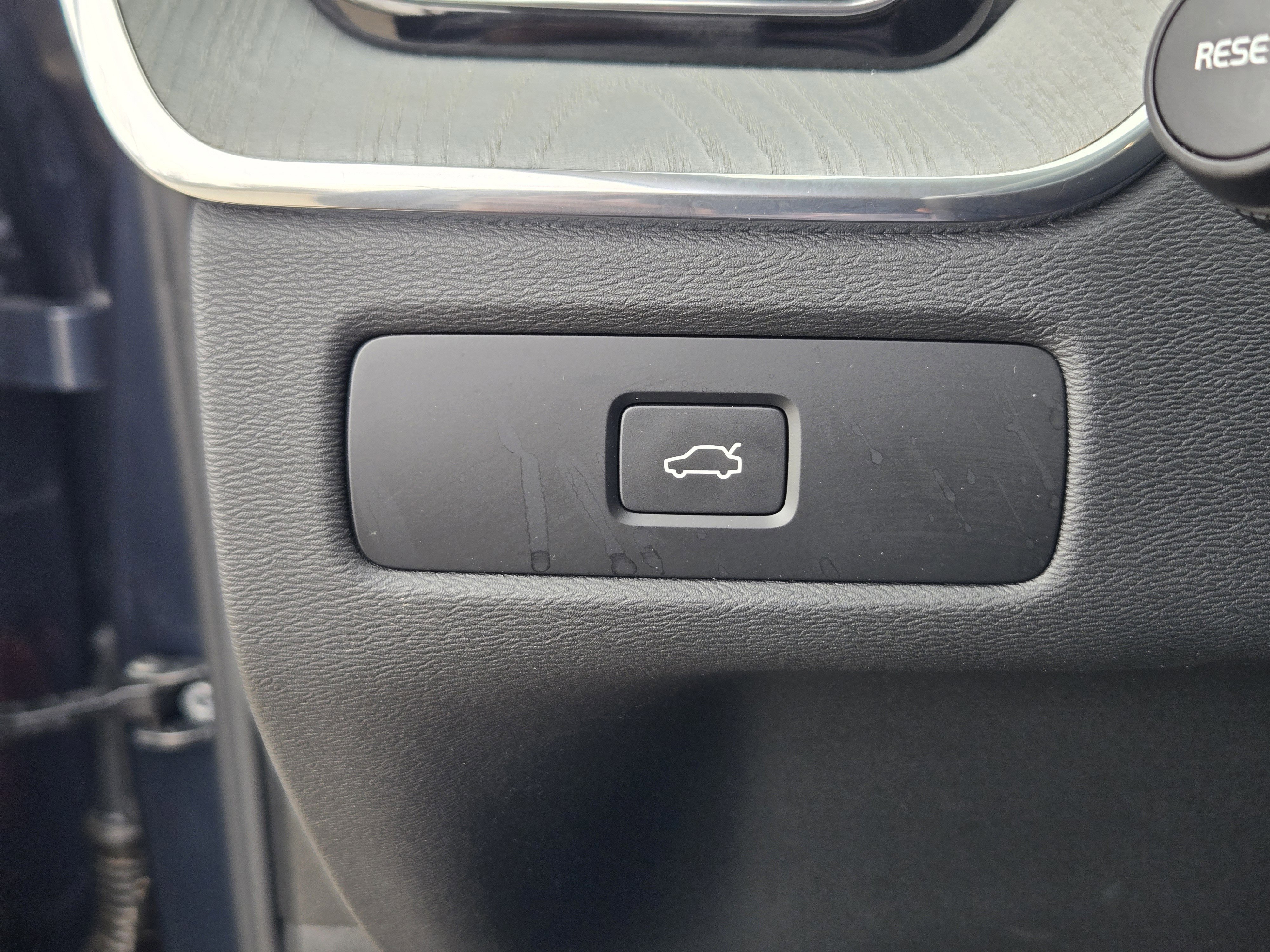 Used 2025 Volvo XC60 B5 Plus image 32