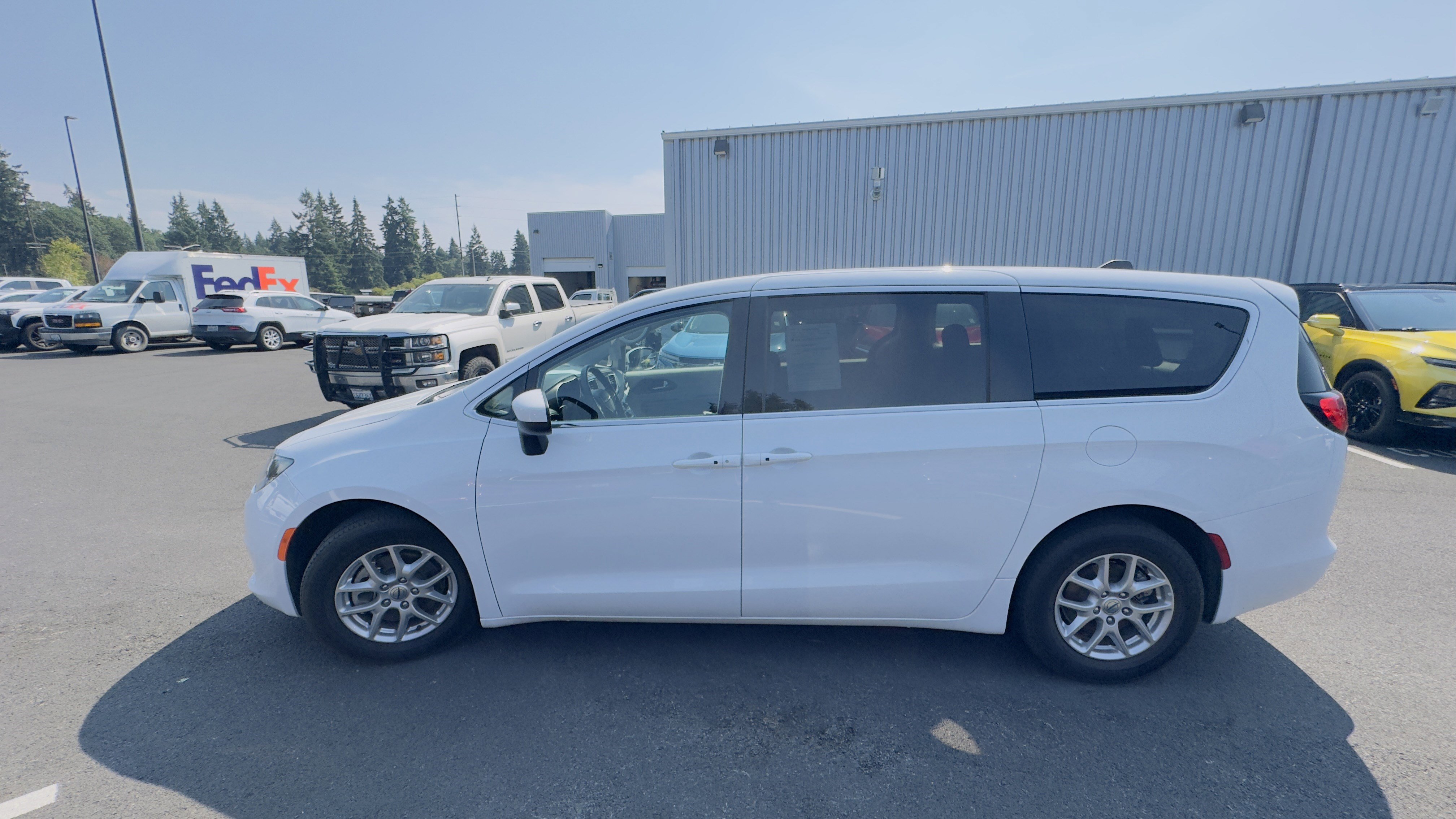 Used 2023 Chrysler Voyager LX image 6