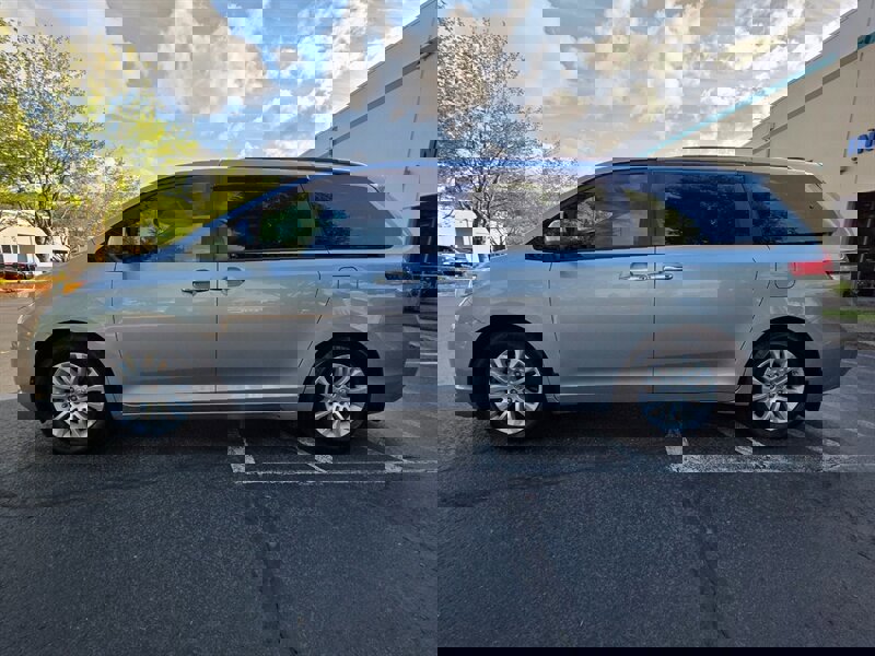 Used 2014 Toyota Sienna XLE image 3