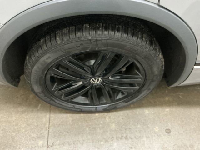 Used 2022 Volkswagen Tiguan SE R-Line image 25