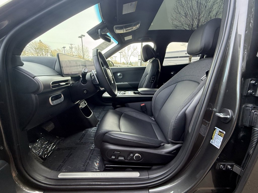 Used 2024 Genesis GV60 RWD image 33