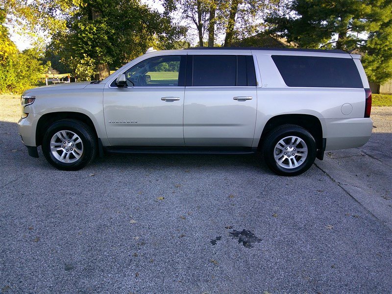 Used 2017 Chevrolet Suburban LT w/ Luxury Package image 2