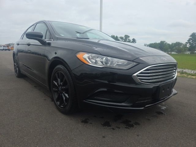 Used 2017 Ford Fusion SE FWD image 2