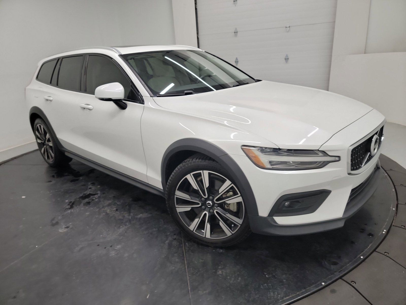 Used 2021 Volvo V60 T5 Cross Country image 9