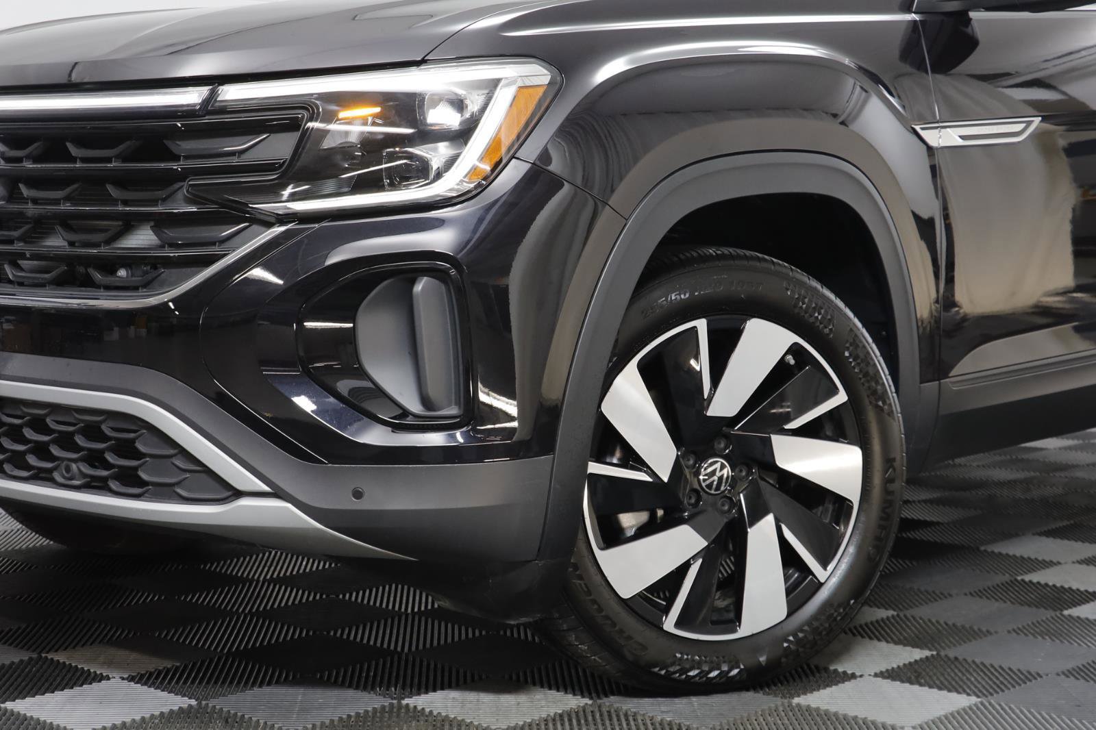 Used 2025 Volkswagen Atlas Cross Sport SE image 3