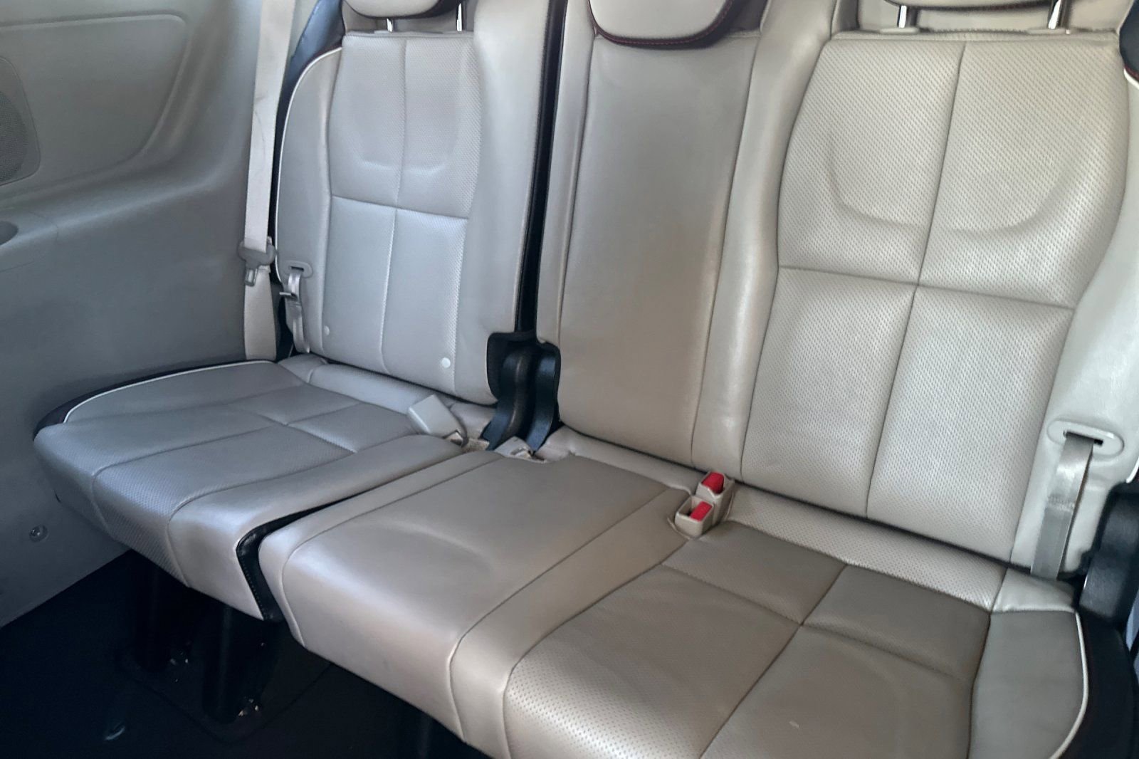 Used 2021 Kia Sedona EX image 16