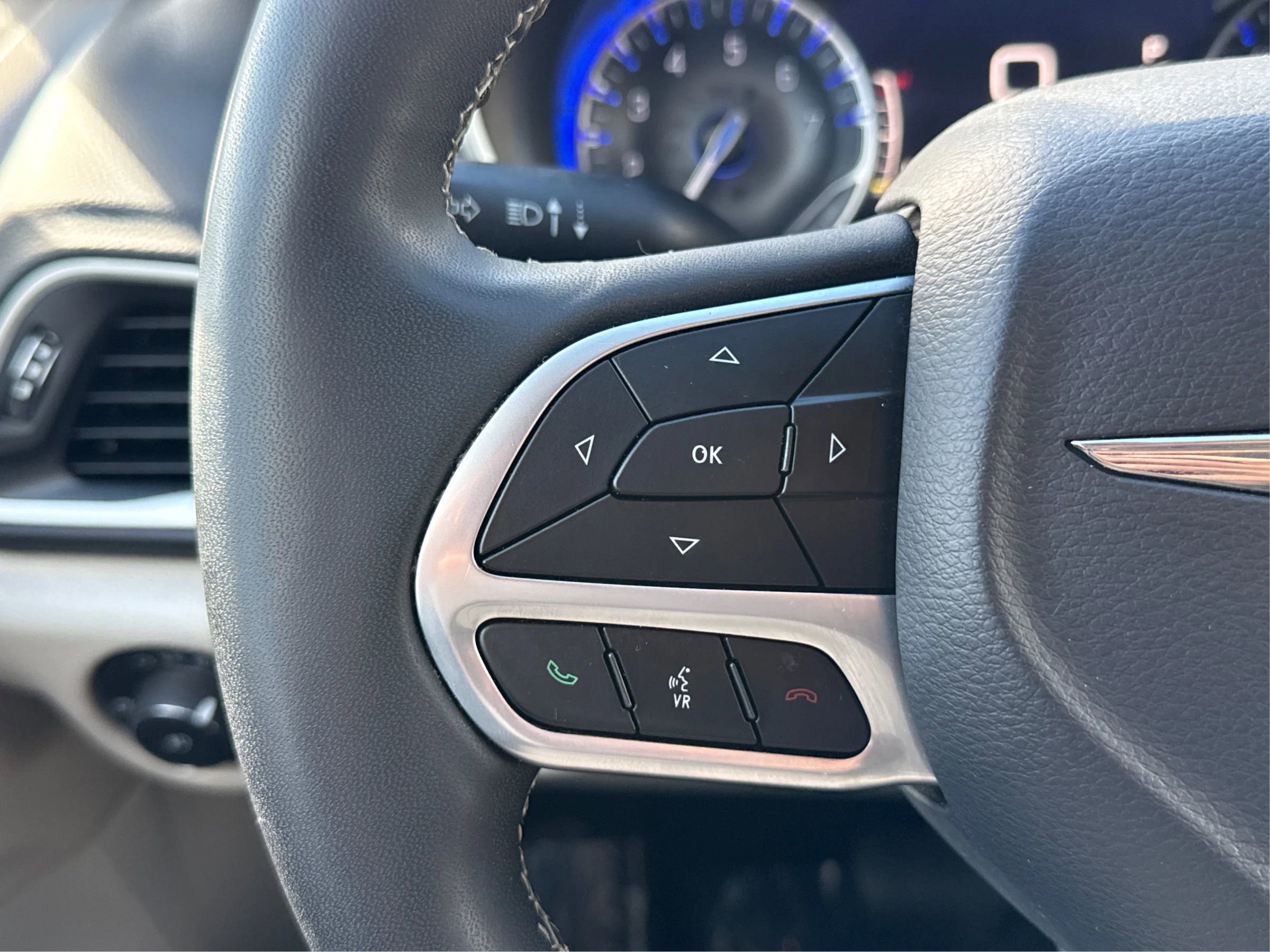 Used 2022 Chrysler Pacifica Touring-L image 34