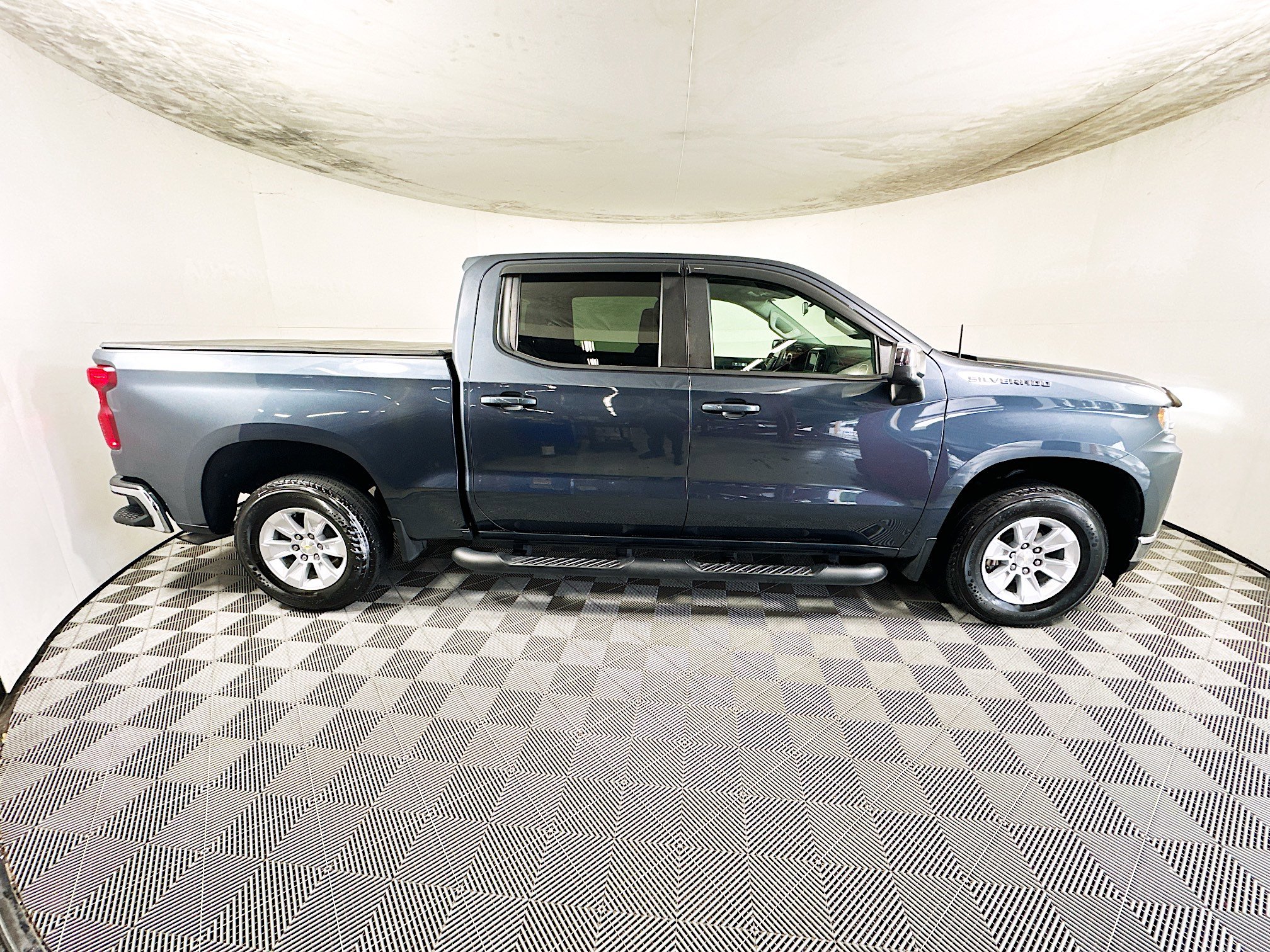 Used 2021 Chevrolet Silverado 1500 LT image 2