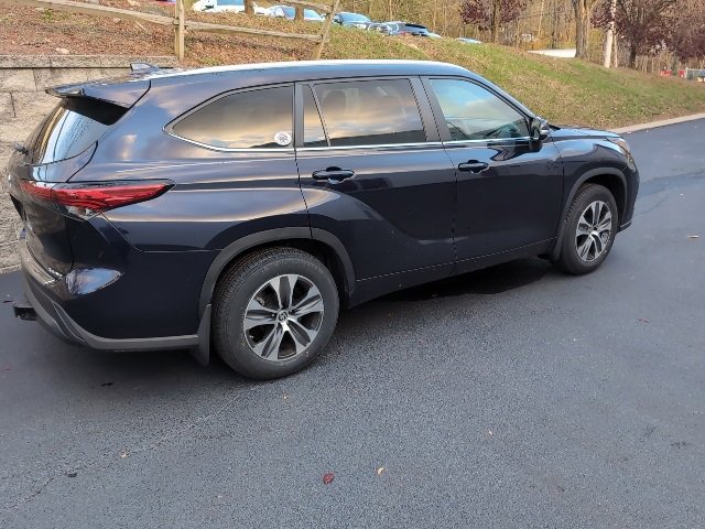 Used 2023 Toyota Highlander XLE image 3