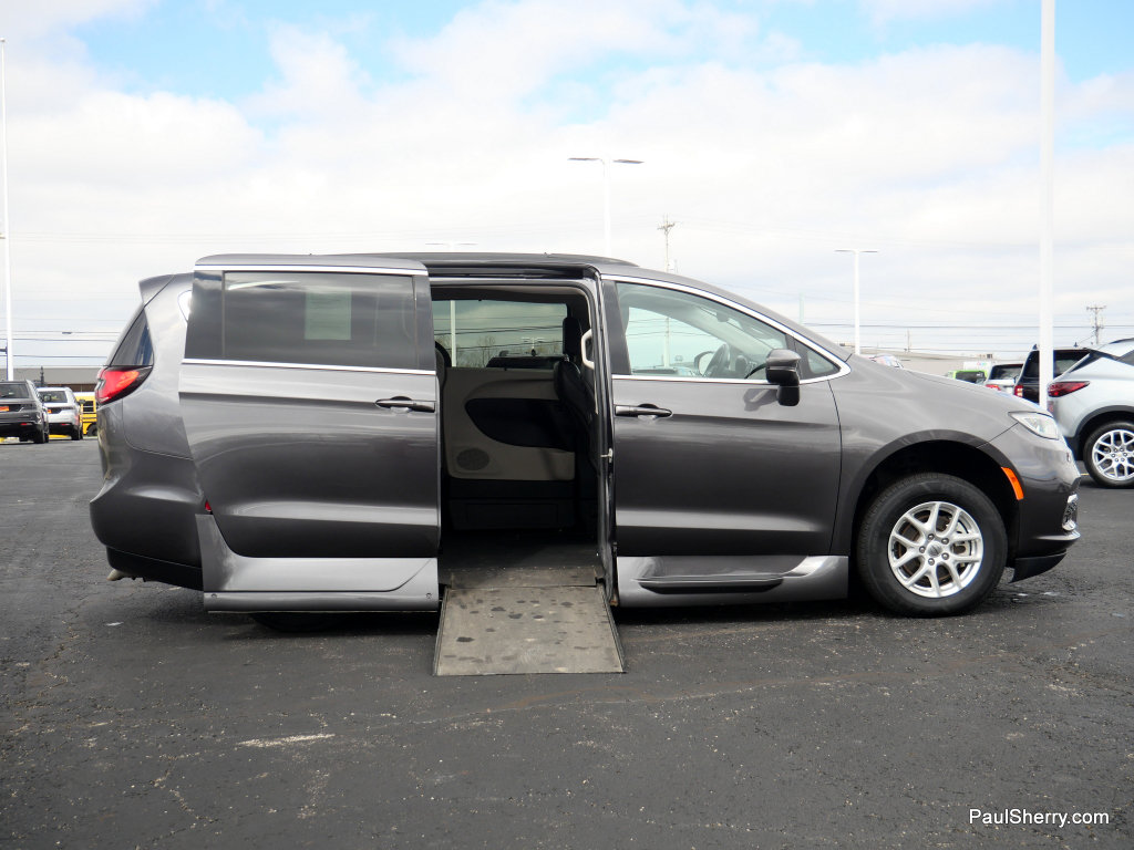 Used 2022 Chrysler Pacifica Touring-L FWD image 9