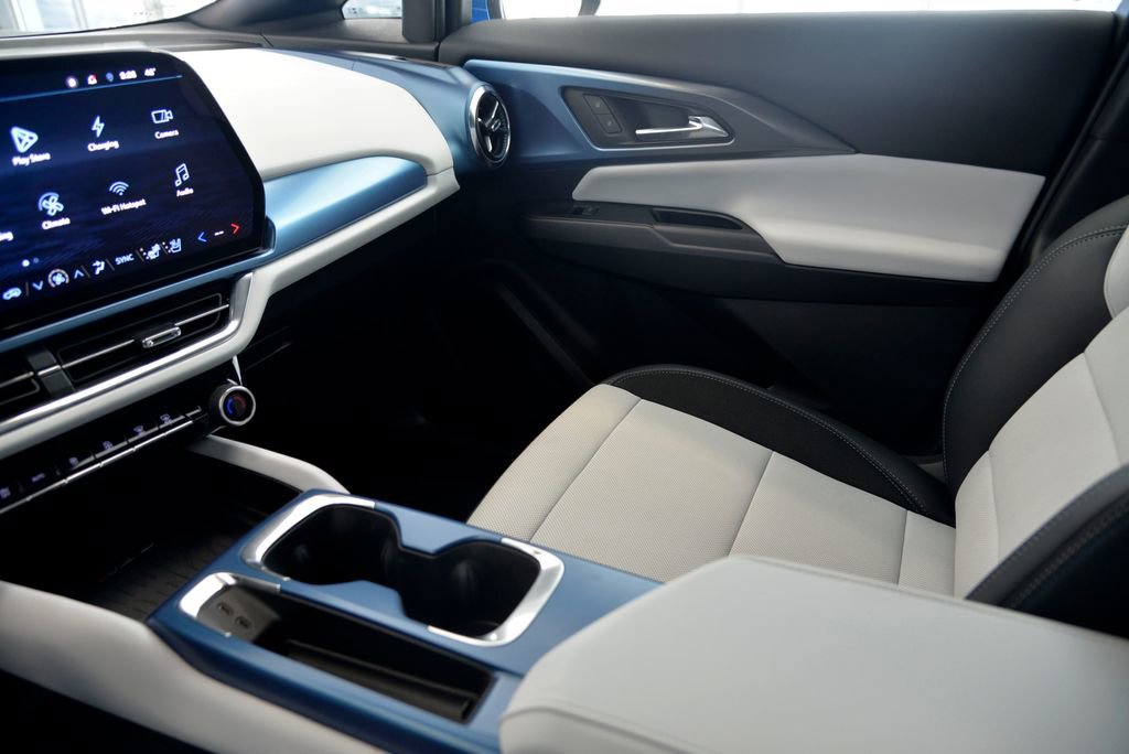 Used 2025 Chevrolet Equinox EV LT w/ Convenience Package II image 27