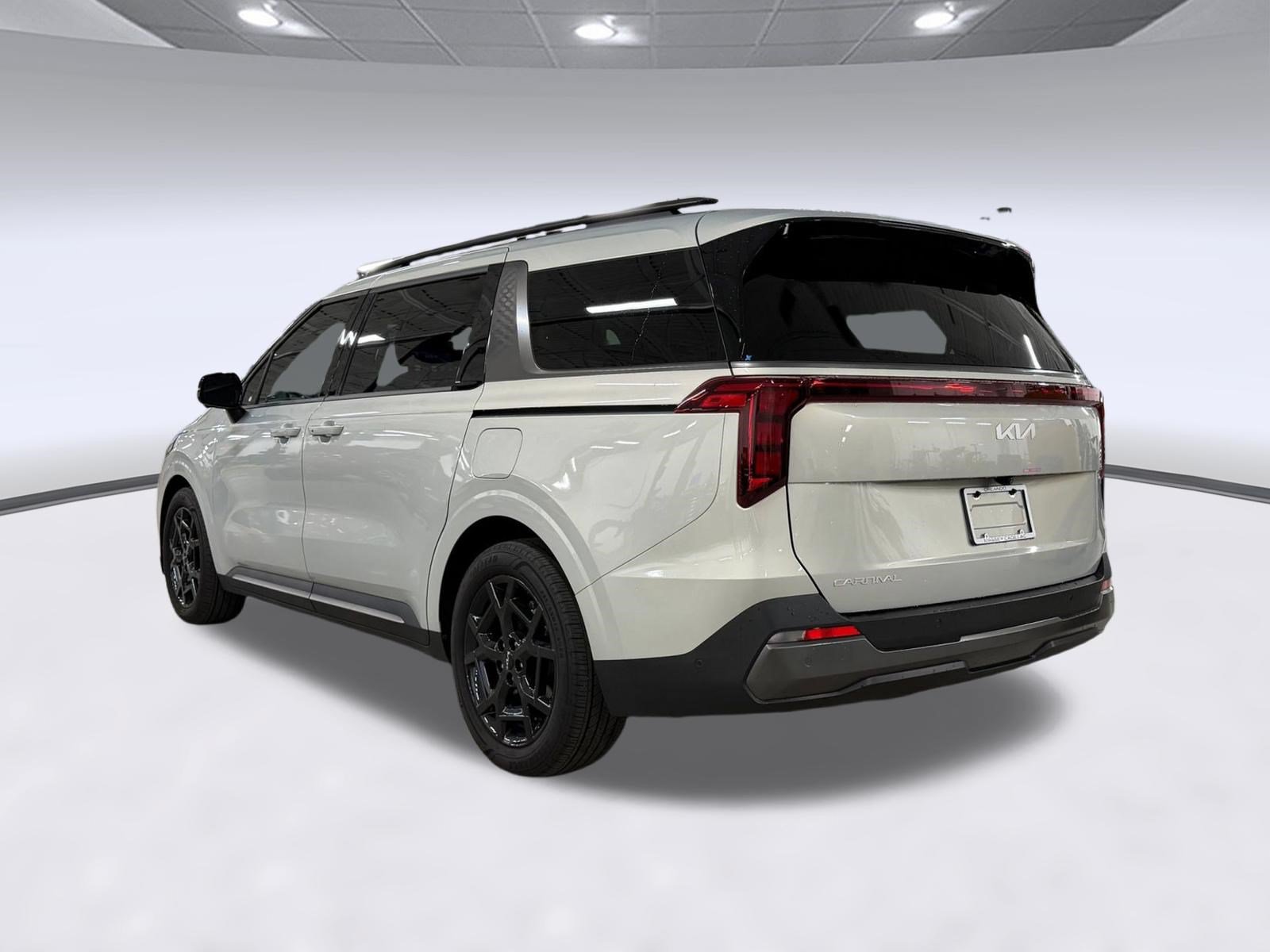 Used 2025 Kia Carnival SX FWD image 3
