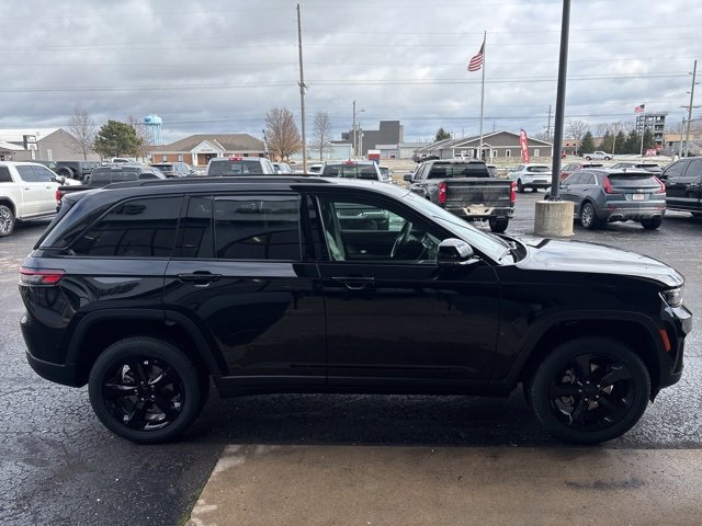 New 2025 Jeep Grand Cherokee Altitude image 9