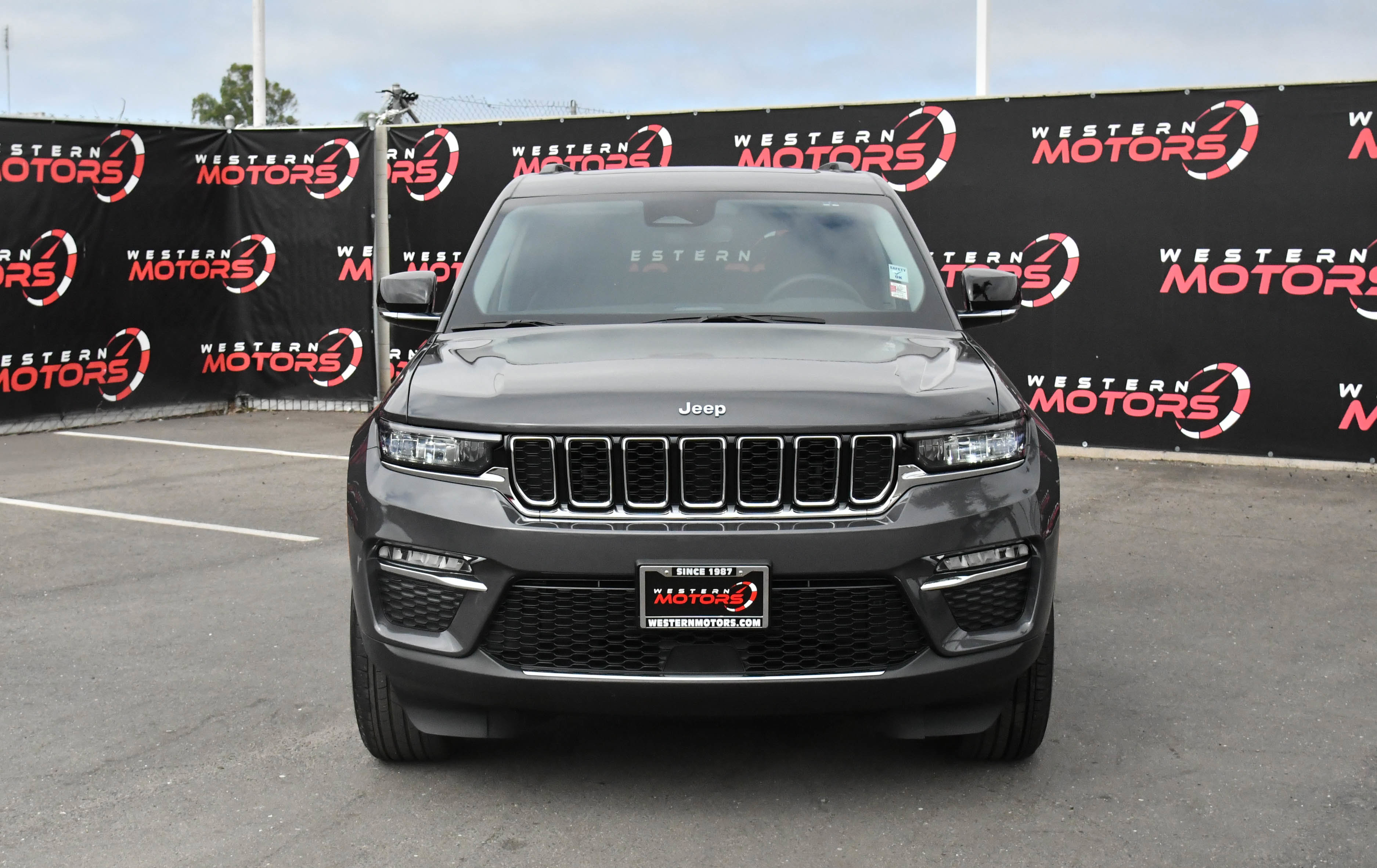 Used 2023 Jeep Grand Cherokee 4WD 4xe image 2