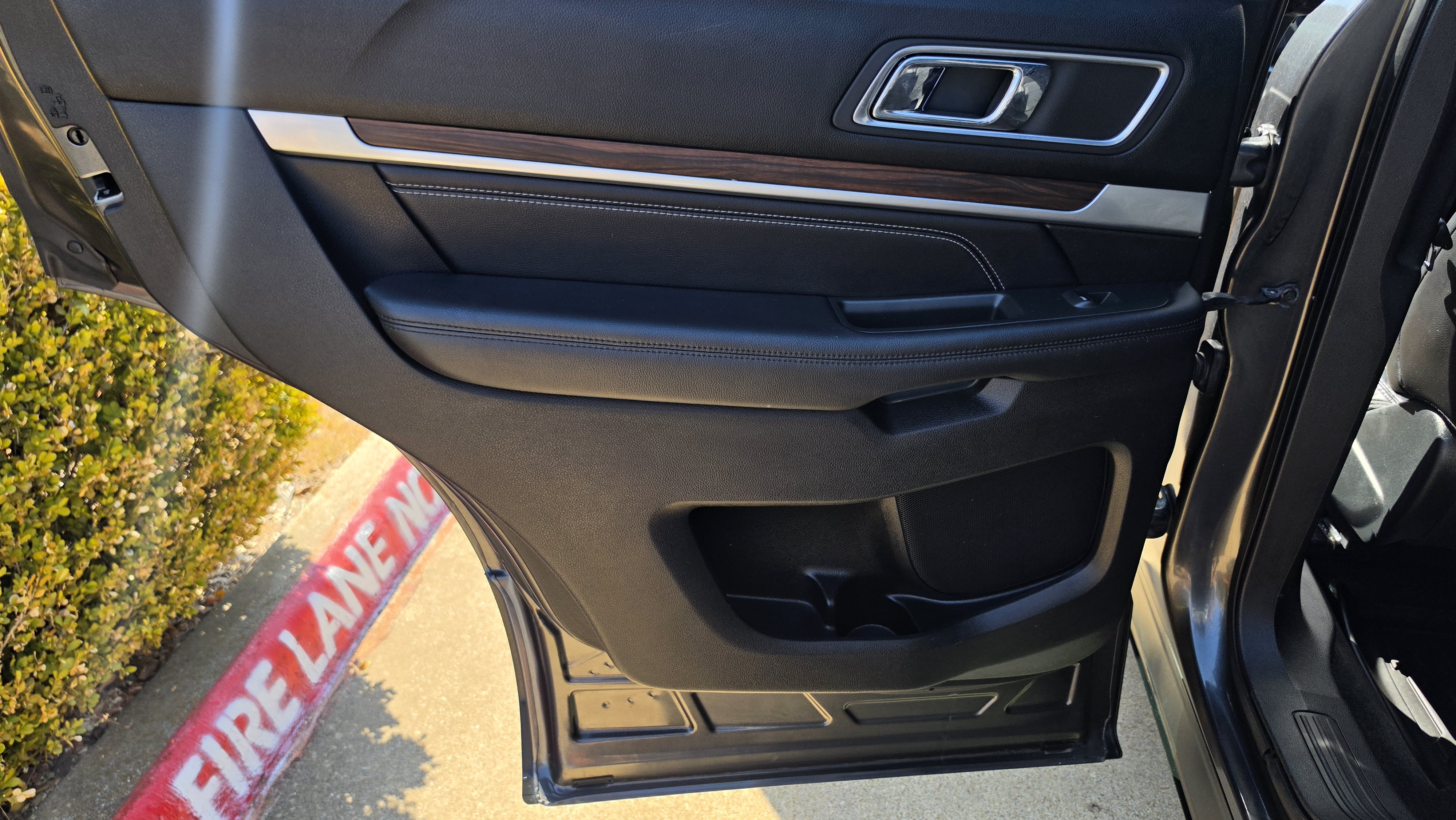 Used 2017 Ford Explorer Limited w/ Equipment Group 301A AWD/4WD image 21