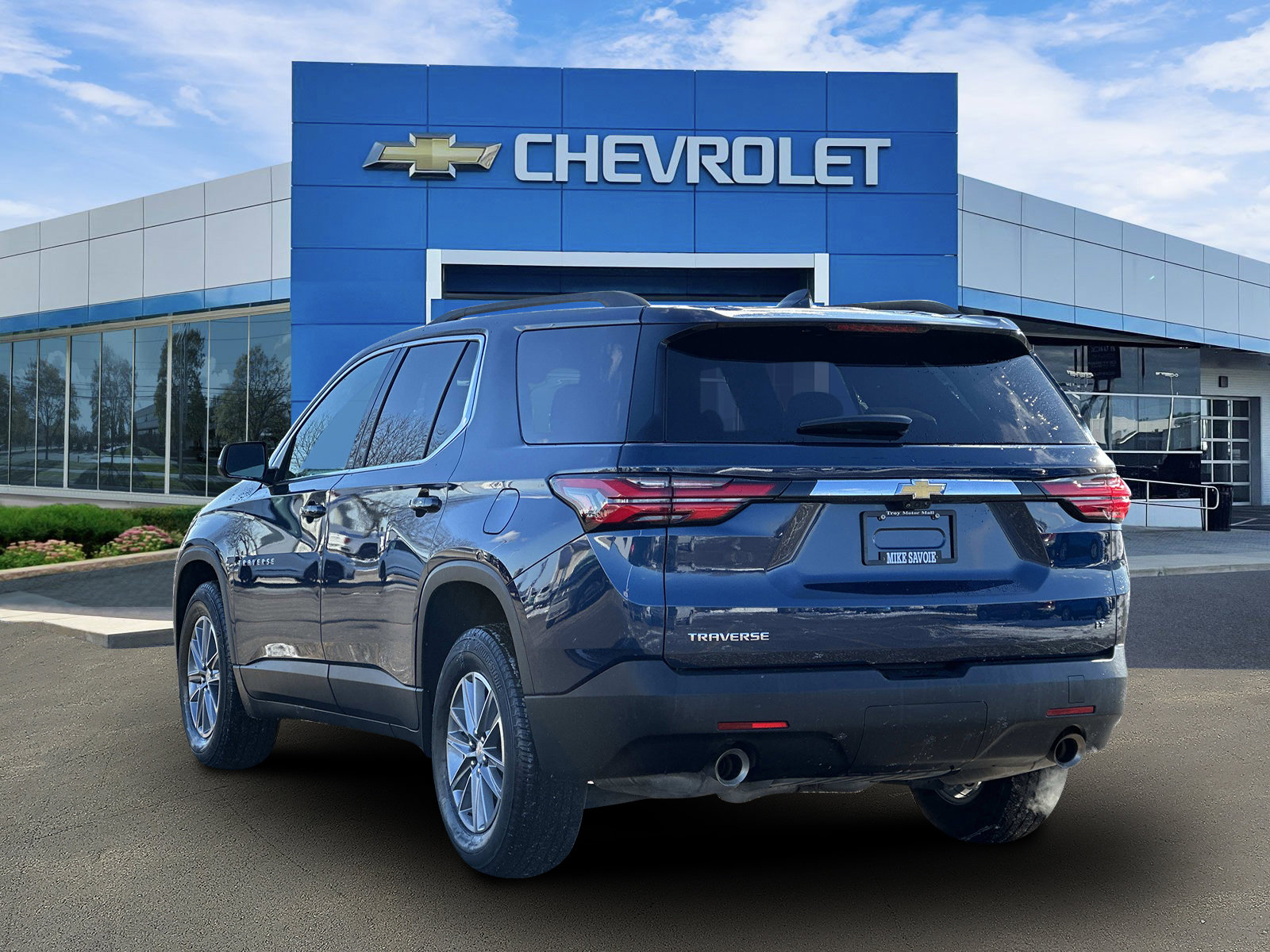 Certified 2023 Chevrolet Traverse LT w/ Rear Camera Mirror Package image 4