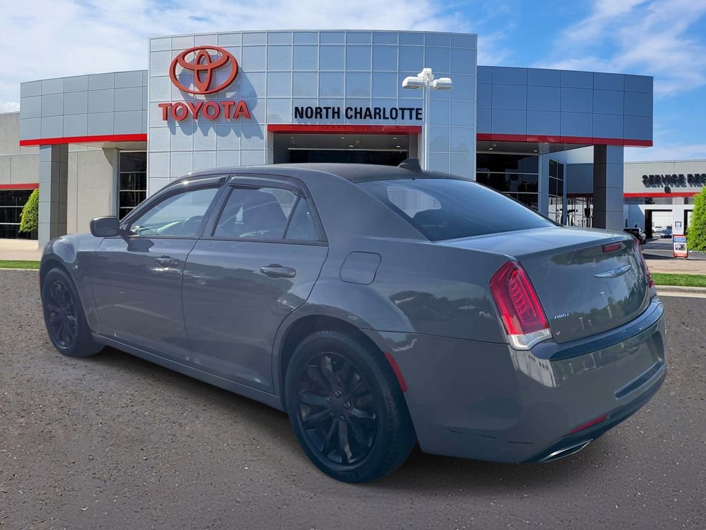Used 2018 Chrysler 300 Touring w/ Driver Convenience Group image 7