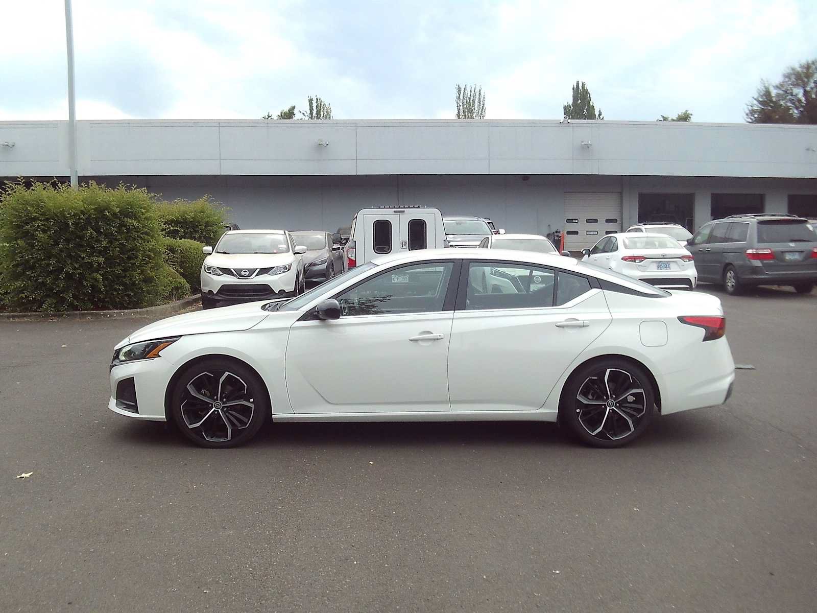 Used 2024 Nissan Altima 2.5 SR FWD image 2