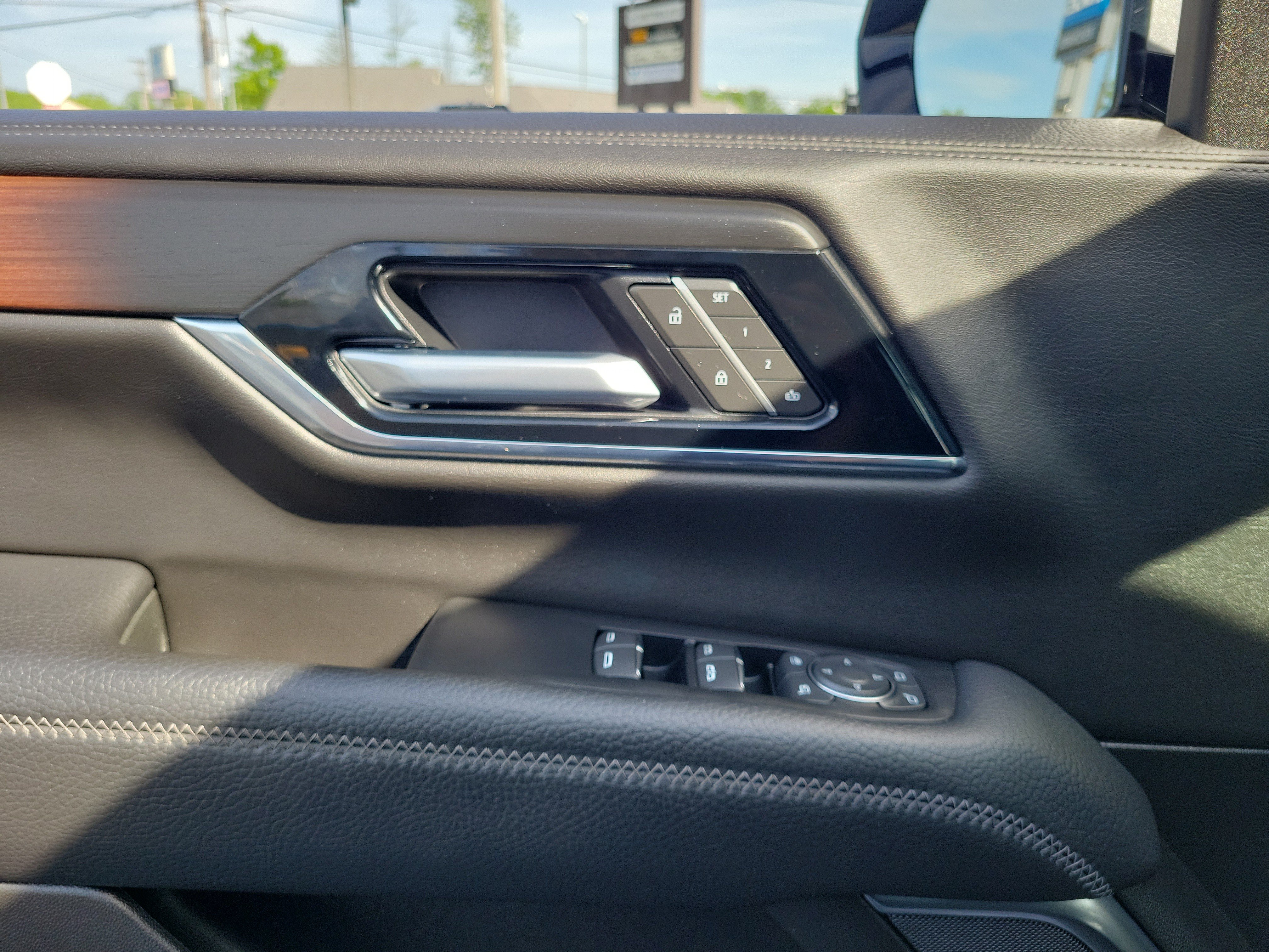 Used 2025 GMC Yukon Denali AWD/4WD image 17