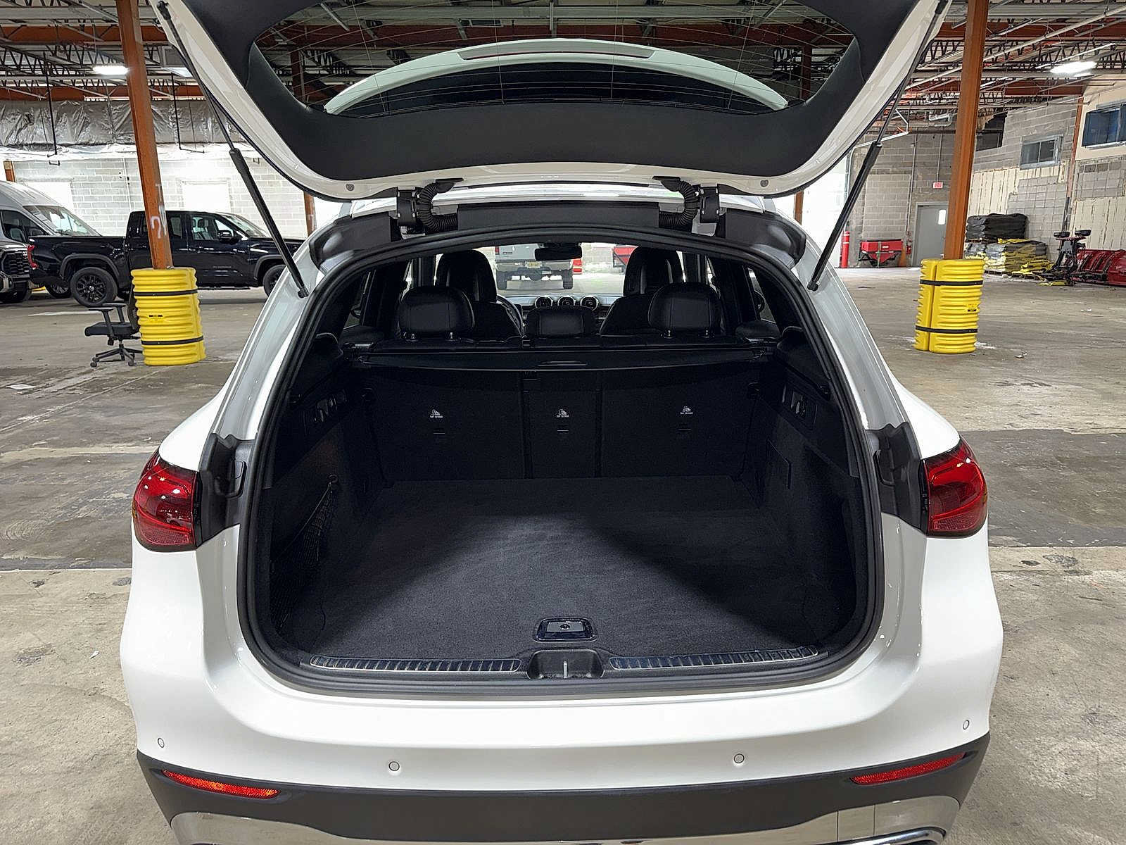 Used 2024 Mercedes-Benz GLC 300 4MATIC image 11