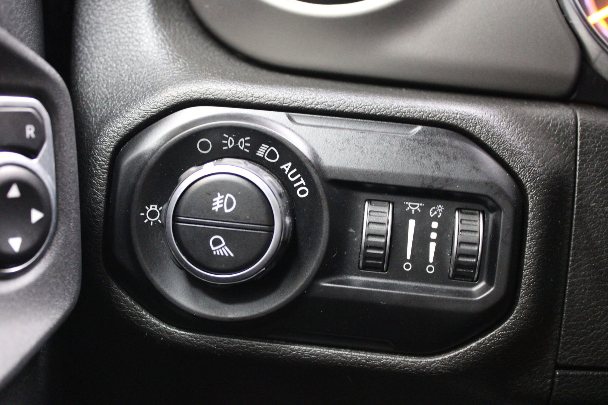Used 2020 Jeep Gladiator Sport w/ Technology Group image 35
