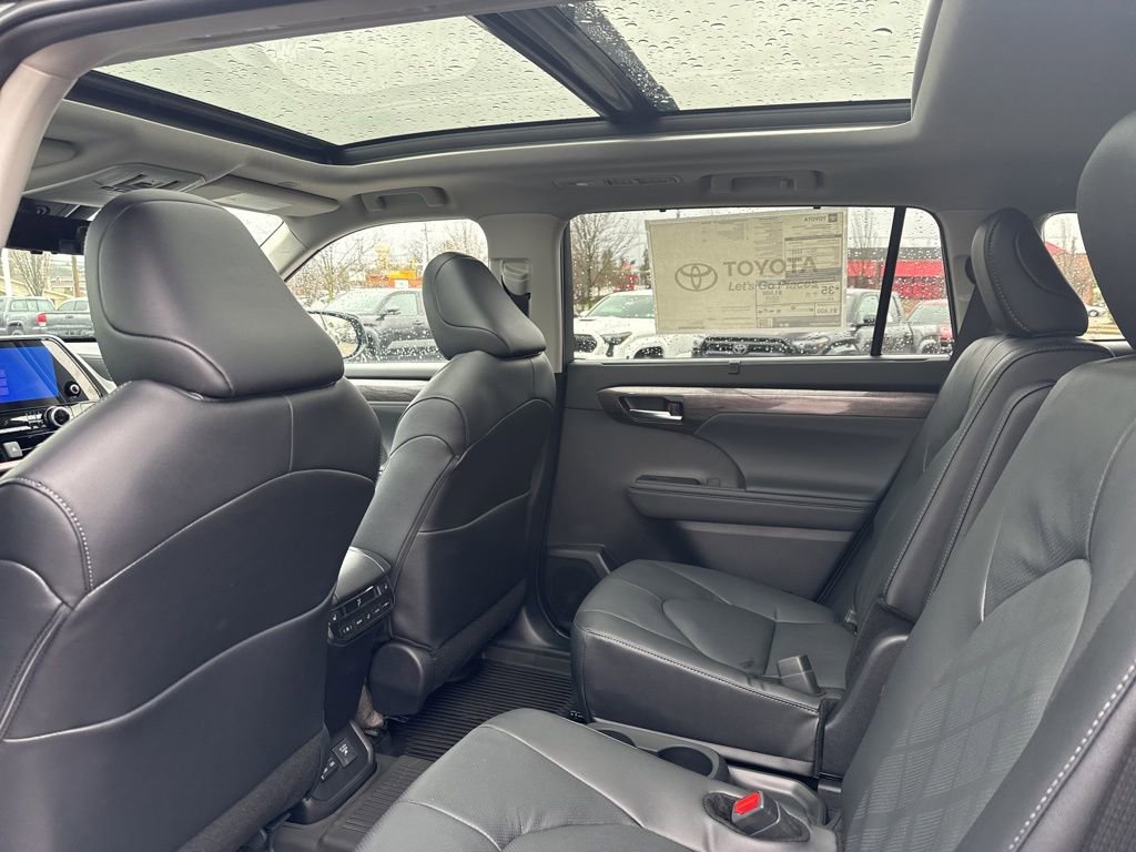 New 2026 Toyota Highlander Platinum image 19
