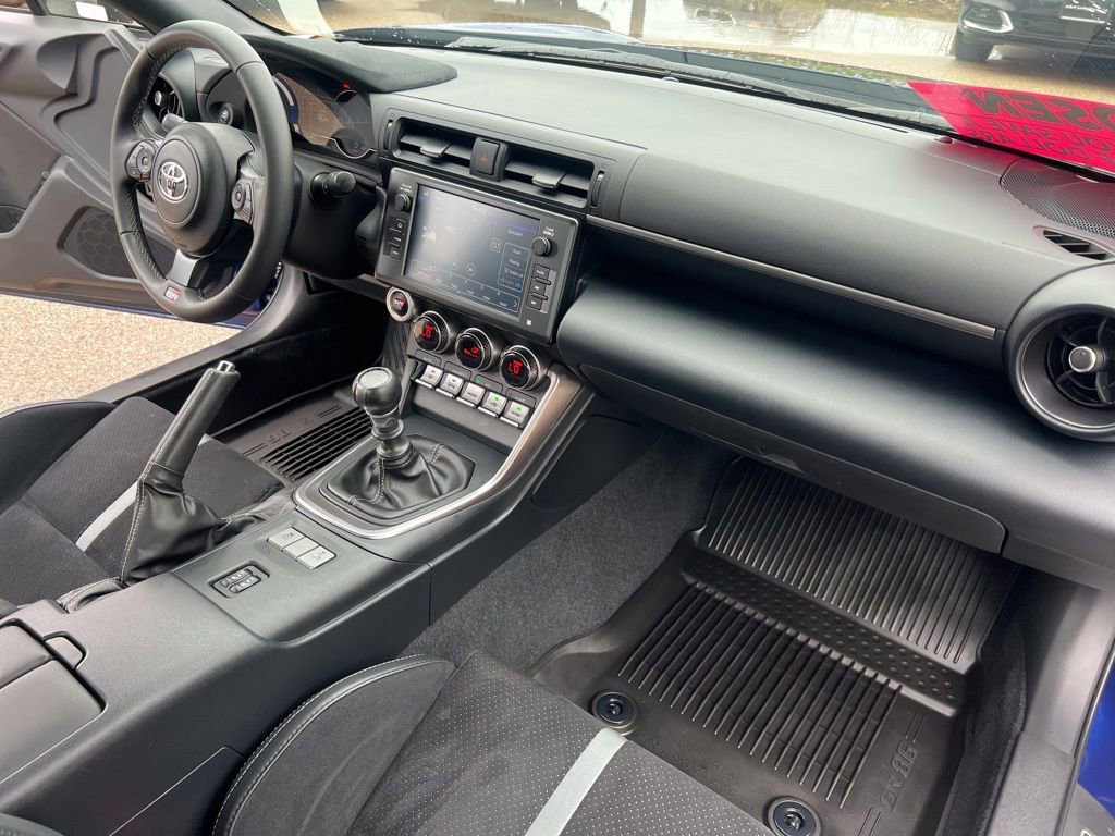 Used 2025 Toyota GR86 Premium w/ Performance Package RWD image 10
