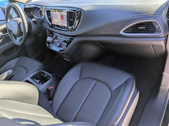 Certified 2026 Chrysler Pacifica Select image 28