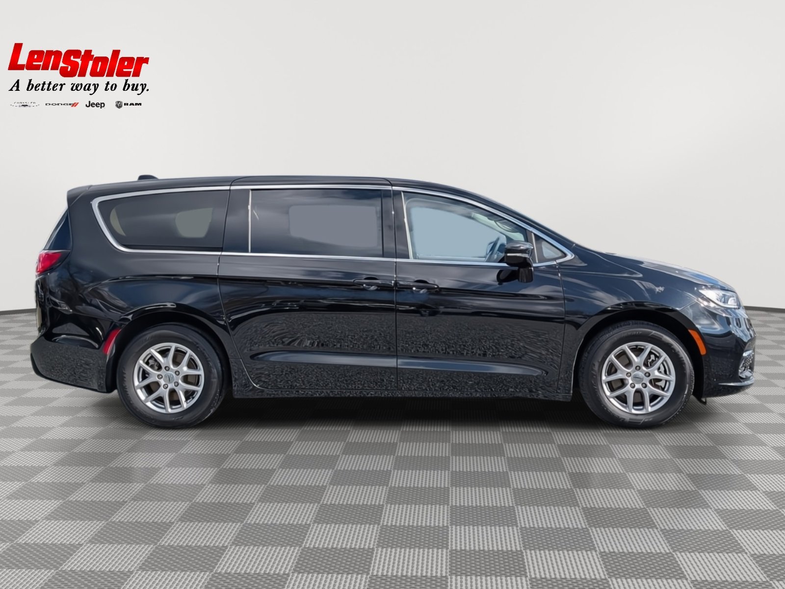 Used 2024 Chrysler Pacifica Touring-L image 6